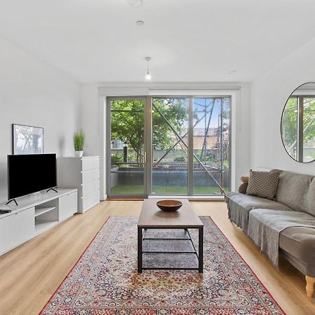 Centrally Located - Modern - 2Bed - 2Bath Apartment London Exterior foto