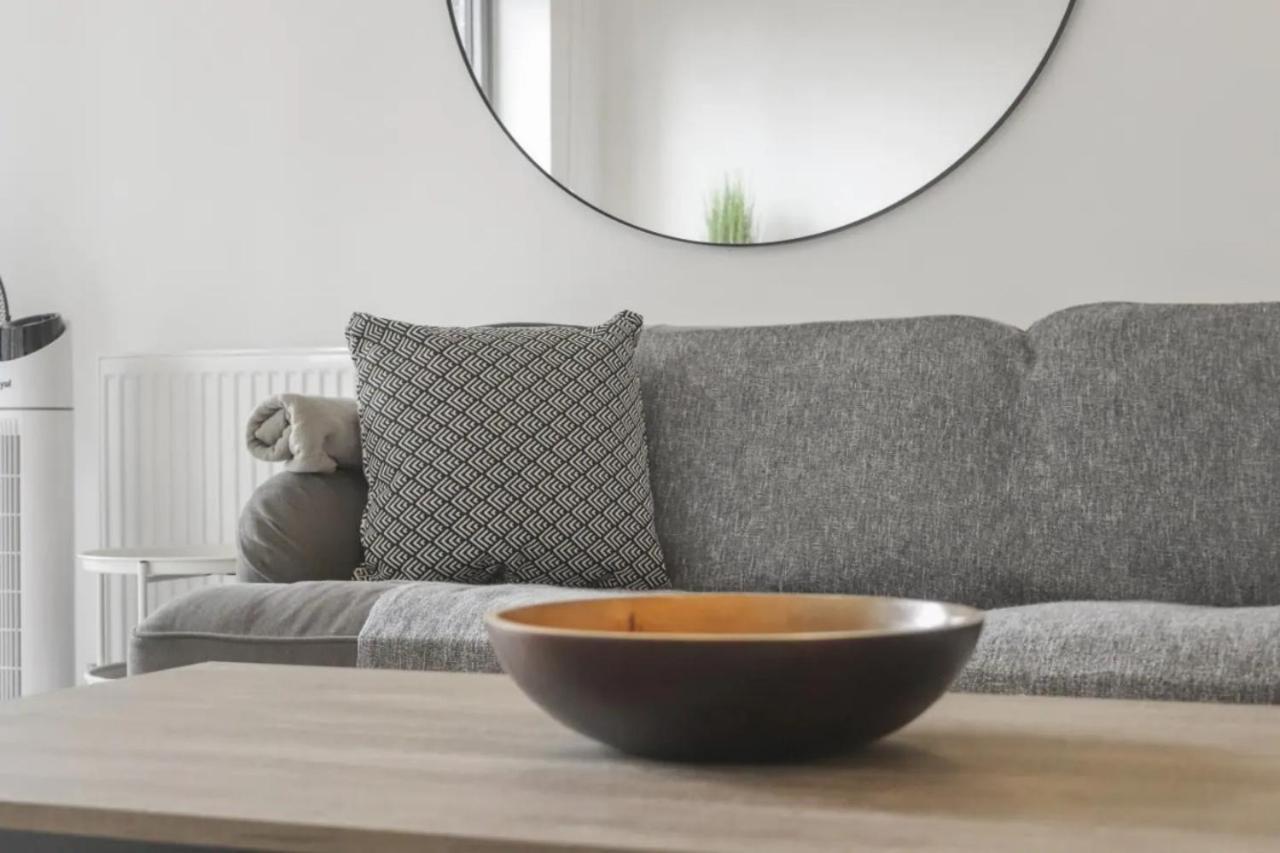Centrally Located - Modern - 2Bed - 2Bath Apartment London Exterior foto
