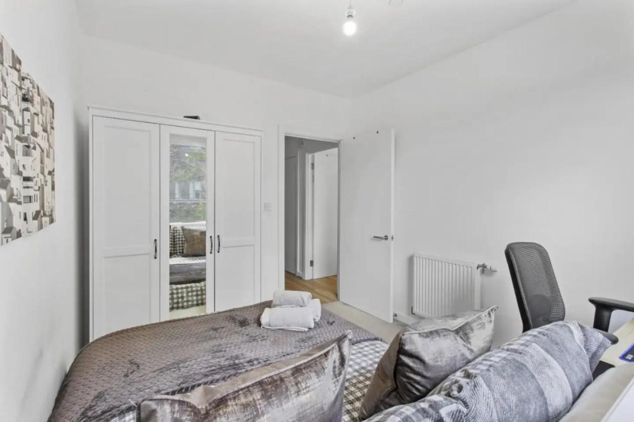 Centrally Located - Modern - 2Bed - 2Bath Apartment London Exterior foto