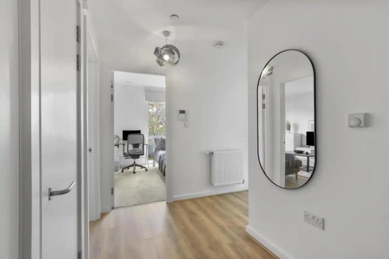 Centrally Located - Modern - 2Bed - 2Bath Apartment London Exterior foto