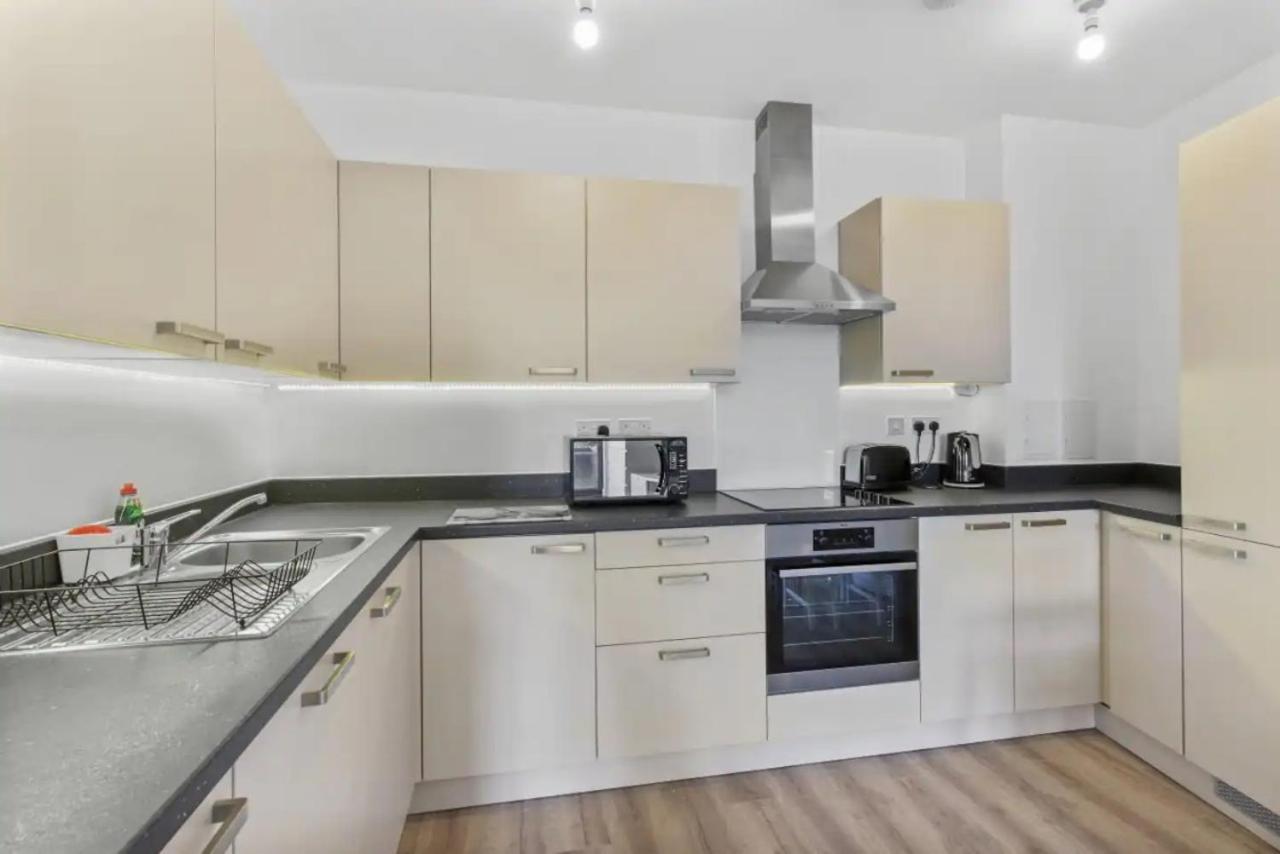 Centrally Located - Modern - 2Bed - 2Bath Apartment London Exterior foto