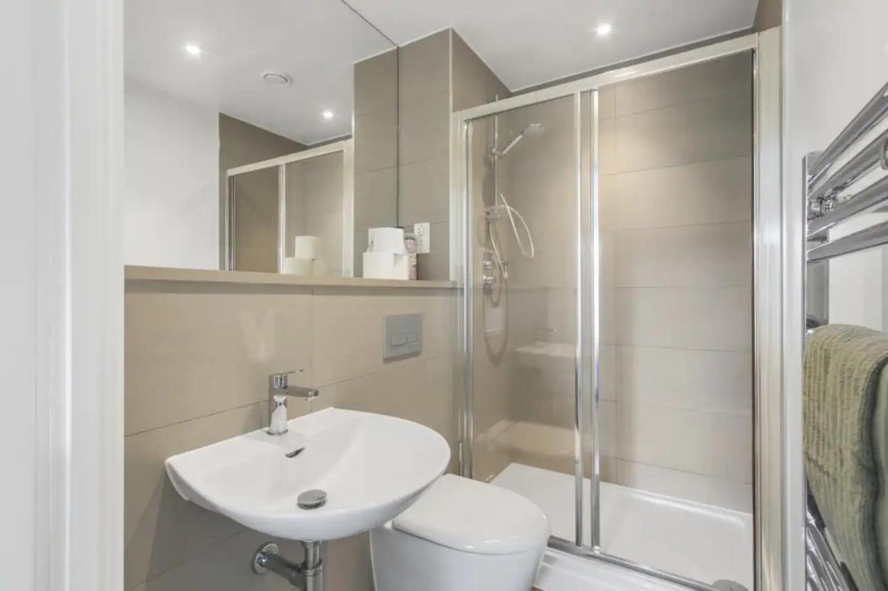 Centrally Located - Modern - 2Bed - 2Bath Apartment London Exterior foto