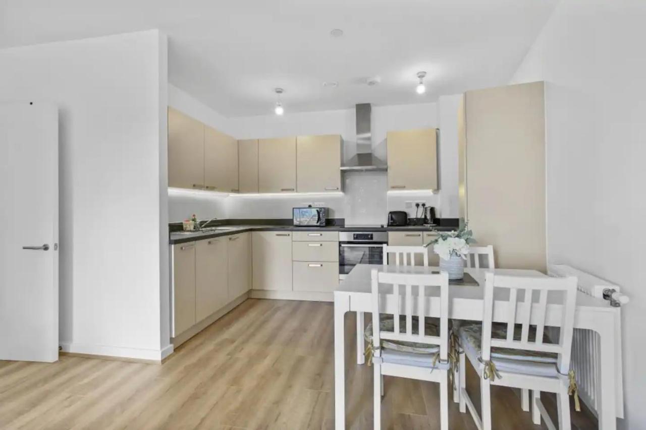 Centrally Located - Modern - 2Bed - 2Bath Apartment London Exterior foto
