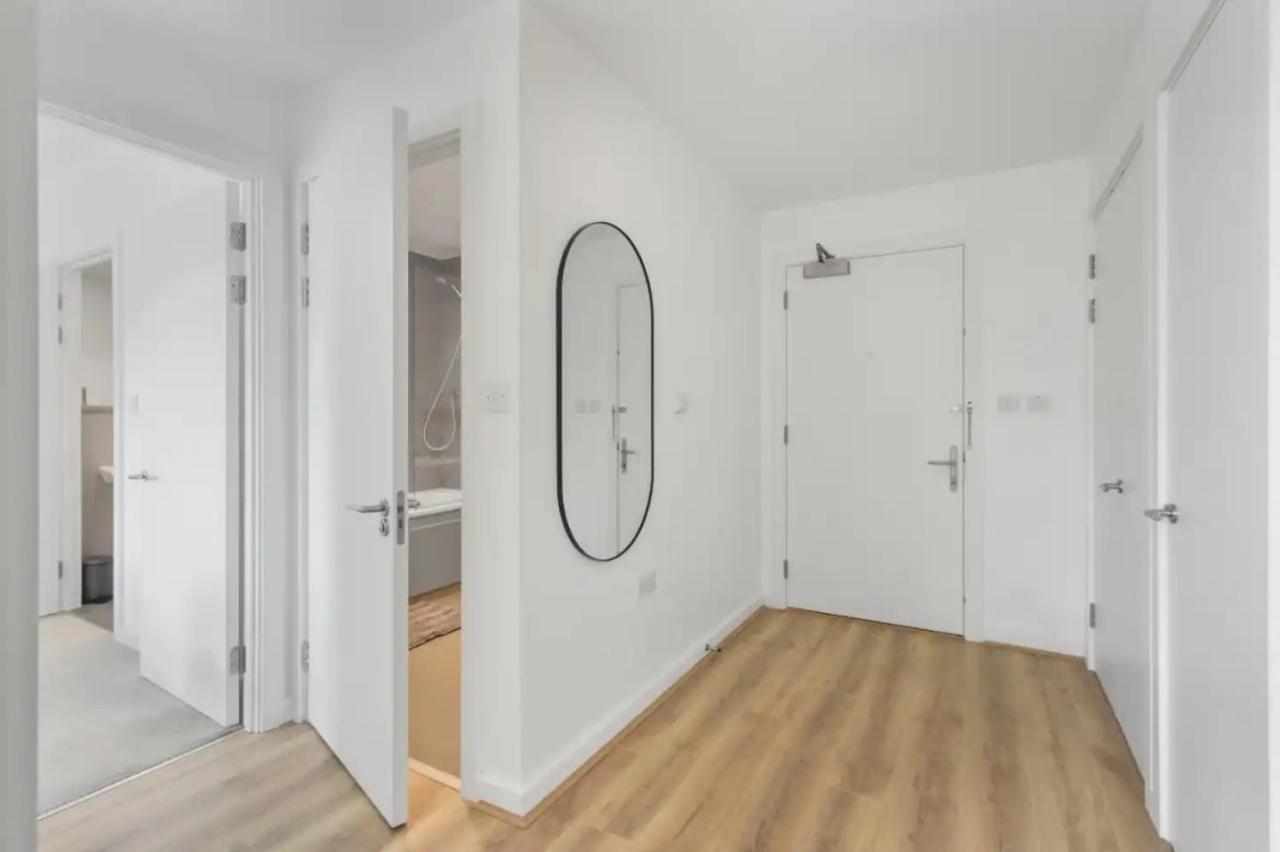 Centrally Located - Modern - 2Bed - 2Bath Apartment London Exterior foto