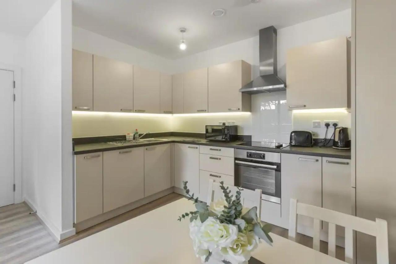 Centrally Located - Modern - 2Bed - 2Bath Apartment London Exterior foto