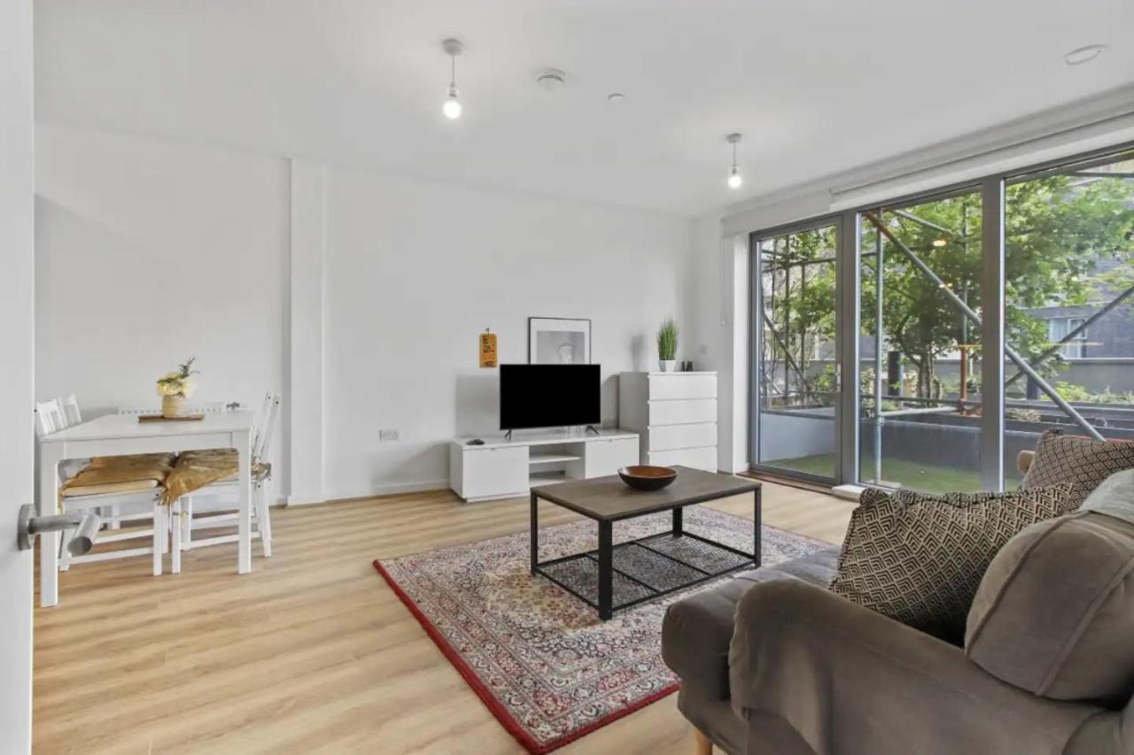 Centrally Located - Modern - 2Bed - 2Bath Apartment London Exterior foto